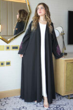 ⁦عباية ورد موف مطرز بشك مخفي على اكمام⁩ - الصورة ⁦2⁩