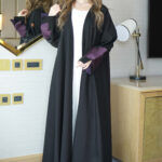 ⁦عباية ورد موف مطرز بشك مخفي على اكمام⁩ - الصورة ⁦3⁩