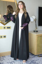 ⁦عباية ورد موف مطرز بشك مخفي على اكمام⁩ - الصورة ⁦3⁩