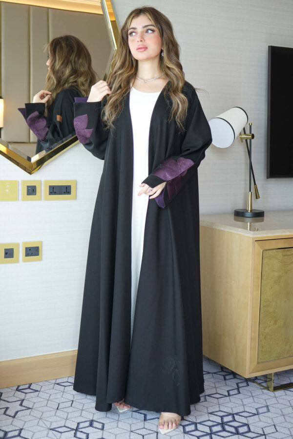 ⁦عباية ورد موف مطرز بشك مخفي على اكمام⁩ - الصورة ⁦3⁩