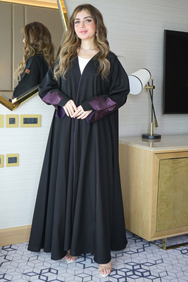 ⁦عباية ورد موف مطرز بشك مخفي على اكمام⁩ - الصورة ⁦4⁩