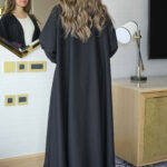 ⁦عباية ورد موف مطرز بشك مخفي على اكمام⁩ - الصورة ⁦5⁩