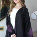 ⁦عباية ورد موف مطرز بشك مخفي على اكمام⁩ - الصورة ⁦7⁩