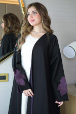 ⁦عباية ورد موف مطرز بشك مخفي على اكمام⁩ - الصورة ⁦7⁩