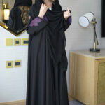 ⁦عباية ورد موف مطرز بشك مخفي على اكمام⁩ - الصورة ⁦8⁩