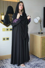 ⁦عباية ورد موف مطرز بشك مخفي على اكمام⁩ - الصورة ⁦8⁩