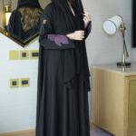 ⁦عباية ورد موف مطرز بشك مخفي على اكمام⁩ - الصورة ⁦9⁩