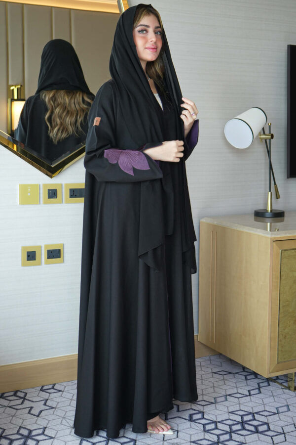 ⁦عباية ورد موف مطرز بشك مخفي على اكمام⁩ - الصورة ⁦9⁩