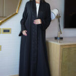 ⁦عباية شك اسود مندمجة بقماش جاكار على اكمام و امام⁩ - الصورة ⁦2⁩