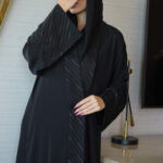 ⁦عباية شك اسود مندمجة بقماش جاكار على اكمام و امام⁩ - الصورة ⁦6⁩