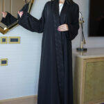 ⁦عباية شك اسود مندمجة بقماش جاكار على اكمام و امام⁩ - الصورة ⁦3⁩
