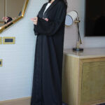 ⁦عباية شك اسود مندمجة بقماش جاكار على اكمام و امام⁩ - الصورة ⁦4⁩