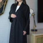 ⁦عباية شك اسود مندمجة بقماش جاكار على اكمام و امام⁩ - الصورة ⁦5⁩