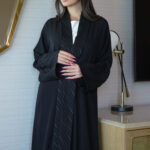 ⁦عباية شك اسود مندمجة بقماش جاكار على اكمام و امام⁩ - الصورة ⁦7⁩