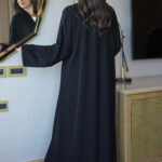 ⁦عباية شك اسود مندمجة بقماش جاكار على اكمام و امام⁩ - الصورة ⁦8⁩