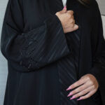 عباية شك اسود مندمجة بقماش جاكار على اكمام و امام