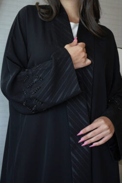 عباية شك اسود مندمجة بقماش جاكار على اكمام و امام