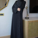 ⁦عباية شك اسود مندمجة بقماش جاكار على اكمام و امام⁩ - الصورة ⁦11⁩