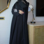 ⁦عباية ورد نحاسي مطرز بشك مخفي على اكمام⁩ - الصورة ⁦2⁩