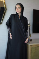 ⁦عباية ورد نحاسي مطرز بشك مخفي على اكمام⁩ - الصورة ⁦3⁩