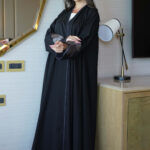 ⁦عباية ورد نحاسي مطرز بشك مخفي على اكمام⁩ - الصورة ⁦5⁩