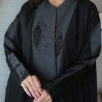 عباية كتف بشك اسود دواير محددة بقماش لماع