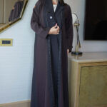 ⁦عباية غلا بليزر اسود مندمجة مع قماش بني على اطراف⁩ - الصورة ⁦2⁩