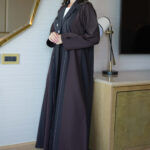 ⁦عباية غلا بليزر اسود مندمجة مع قماش بني على اطراف⁩ - الصورة ⁦3⁩