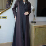 ⁦عباية غلا بليزر اسود مندمجة مع قماش بني على اطراف⁩ - الصورة ⁦4⁩