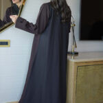 ⁦عباية غلا بليزر اسود مندمجة مع قماش بني على اطراف⁩ - الصورة ⁦5⁩