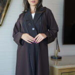 ⁦عباية غلا بليزر اسود مندمجة مع قماش بني على اطراف⁩ - الصورة ⁦6⁩