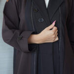 ⁦عباية غلا بليزر اسود مندمجة مع قماش بني على اطراف⁩ - الصورة ⁦7⁩