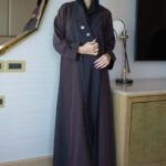 ⁦عباية غلا بليزر اسود مندمجة مع قماش بني على اطراف⁩ - الصورة ⁦8⁩