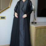 ⁦عباية حلا كتف بشك اسود محددة بقماش لماع⁩ - الصورة ⁦2⁩