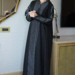 ⁦عباية حلا كتف بشك اسود محددة بقماش لماع⁩ - الصورة ⁦3⁩