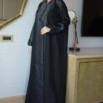 ⁦عباية حلا كتف بشك اسود محددة بقماش لماع⁩ - الصورة ⁦4⁩