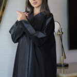 ⁦عباية حلا كتف بشك اسود محددة بقماش لماع⁩ - الصورة ⁦5⁩