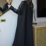 ⁦عباية حلا كتف بشك اسود محددة بقماش لماع⁩ - الصورة ⁦6⁩