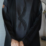 عباية حلا كتف بشك اسود محددة بقماش لماع