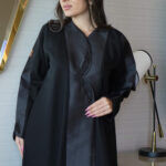 ⁦عباية حلا كتف بشك اسود محددة بقماش لماع⁩ - الصورة ⁦8⁩
