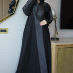 ⁦عباية حلا كتف بشك اسود محددة بقماش لماع⁩ - الصورة ⁦9⁩