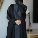 ⁦عباية حلا كتف بشك اسود محددة بقماش لماع⁩ - الصورة ⁦10⁩
