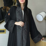 عباية حلا بليزر مندمج مع جاكار اسود و شك محدد