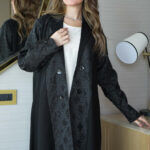 ⁦عباية بليزر مندمجة مع جاكار اسود مشجرة⁩ - الصورة ⁦3⁩