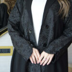 ⁦عباية بليزر مندمجة مع جاكار اسود مشجرة⁩ - الصورة ⁦4⁩