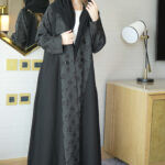 ⁦عباية بليزر مندمجة مع جاكار اسود مشجرة⁩ - الصورة ⁦5⁩