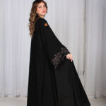 ⁦عباية بتطريز نحاسي في اكمام ورق شجرة⁩ - الصورة ⁦2⁩