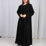 ⁦عباية كتف سلطانه محددة بدقات ملونه مميزة⁩ - الصورة ⁦2⁩