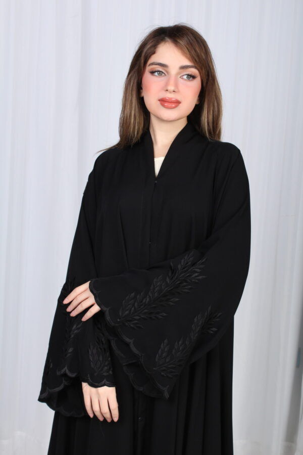 ⁦عباية غيث بتطريز اسود في اكمام⁩ - الصورة ⁦4⁩