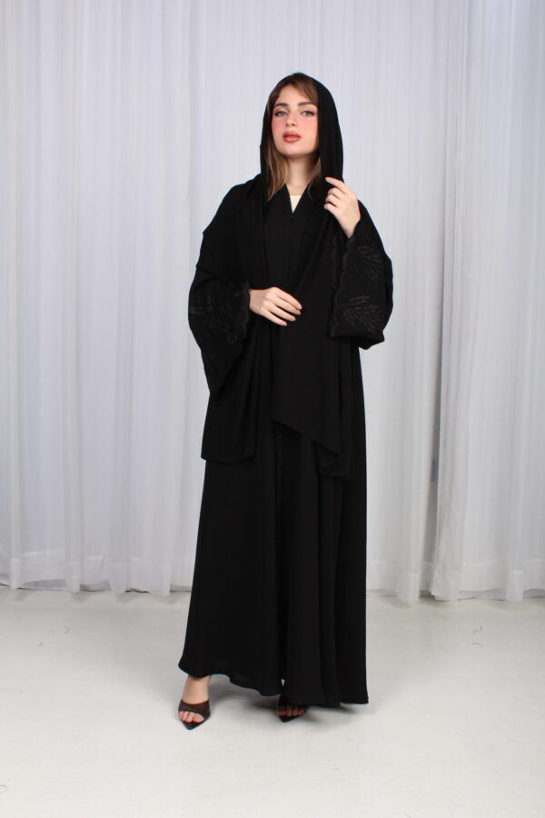 ⁦عباية غيث بتطريز اسود في اكمام⁩ - الصورة ⁦3⁩